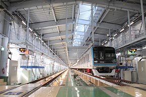 新ピットで月検査を受けている15000系