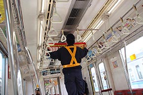 中吊り広告も一瞬で