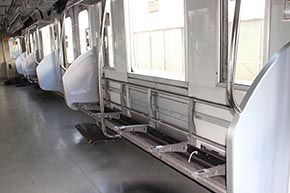 車両工場では、シートも外して清掃