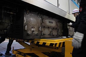 「空気圧縮装置」も取り外す