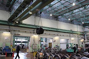 クレーンで運ばれていくモーター