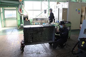 内部のパーツも1つ1つバラして査修へ