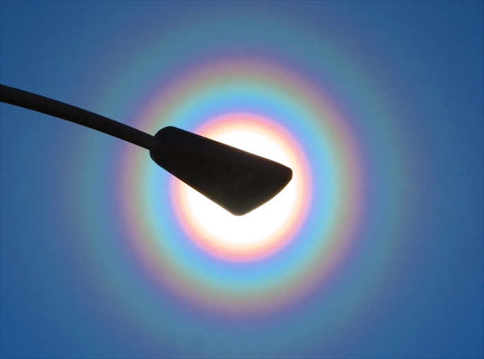 空に虹のような光の輪　花粉が起こす「花粉光環」が美しいけどムズムズする