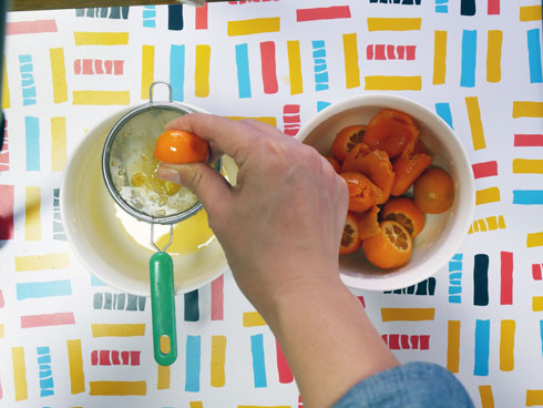 カラマンシーをしぼる様子