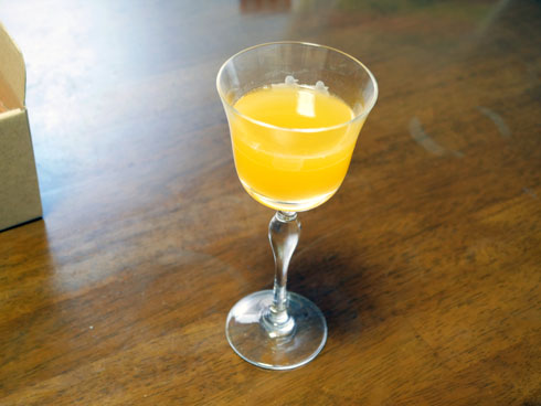 ワイングラスにカラマンシージュース
