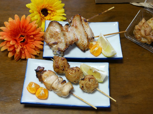 焼き鳥に見切れる唐揚げ