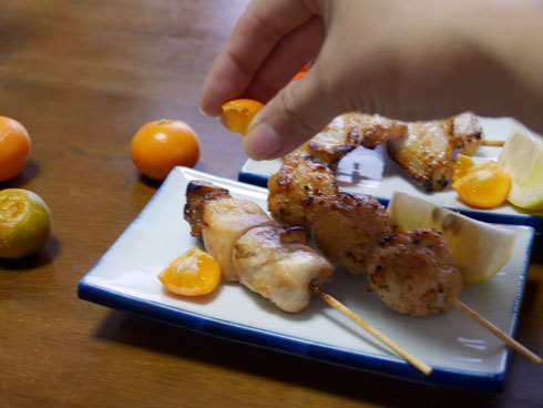 焼き鳥にカラマンシーをかける