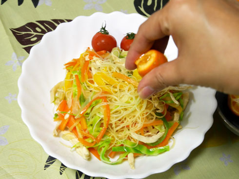 パンシットにカラマンシーをかける