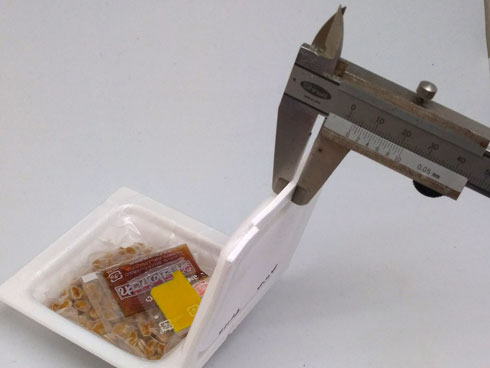 ケースの厚さを調べる様子