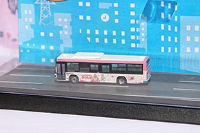 トミーテックから「リカちゃんラッピングバス」ミニカーも出る（1600円）