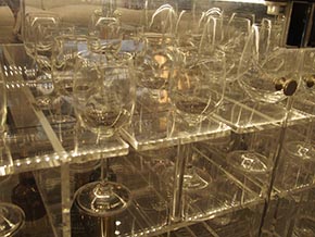 薄手のガラスでできているグラスを固定する