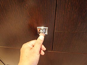 取っ手が飛び出してくる