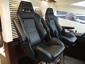 操作席シートはレカロ製