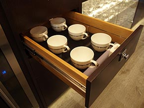 磁器のカップも固定