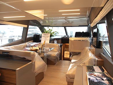 FERRETTI 450の豪華なリビングリーム