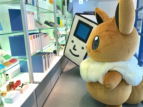 イーブイがキングジムにやってきたよ！　横幅大きすぎて社長室に挟まっちゃう