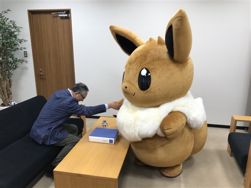 イーブイがキングジムにやってきたよ！　横幅大きすぎて社長室に挟まっちゃう
