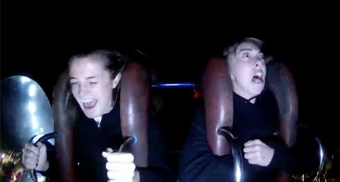 逆バンジーで絶叫と爆笑する2人の女子大生　実はプロサッカー選手だった