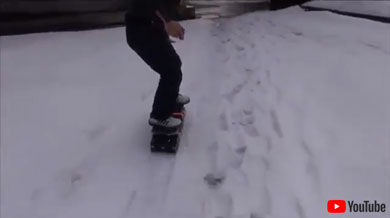 雪上を走る様子