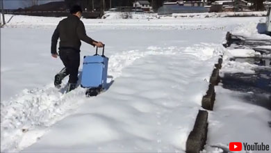 雪上を走るキャリーバッグ