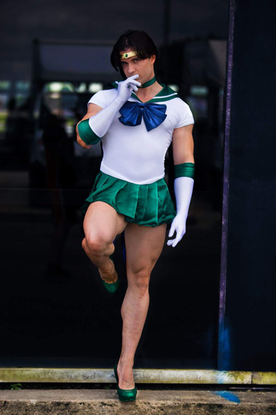 ムキムキ 男性 コスプレイヤー セーラームーン ネプチューン