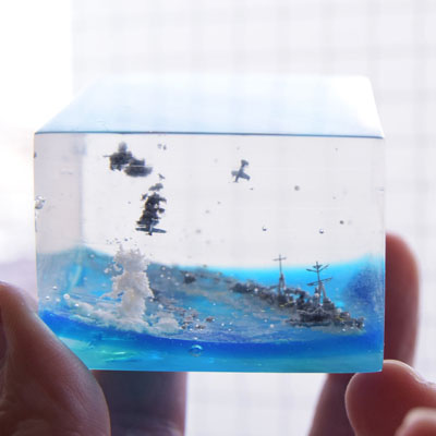 「戦場の一瞬を閉じ込めたキューブ」が美しい　軍艦の激しい防空戦が手のひらのうえでよみがえる