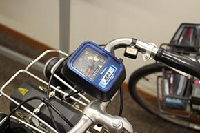 前輪と連動したワイヤー式のスピードメーター