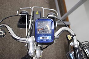 前輪と連動したワイヤー式のスピードメーター