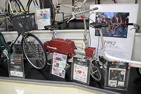 初のニッケル水素バッテリーを採用した電動アシスト自転車「ドラクル」。電動で「伸縮」します。モトコンポみたいでかわいい。こんなのあったんですね