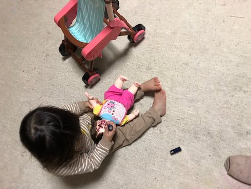 ぽぽちゃんに口紅を塗っている様子