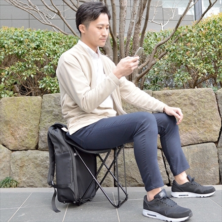 どこでも座れるリュック
