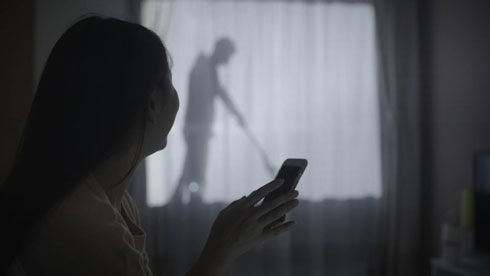 掃除機をかける男性のシルエット