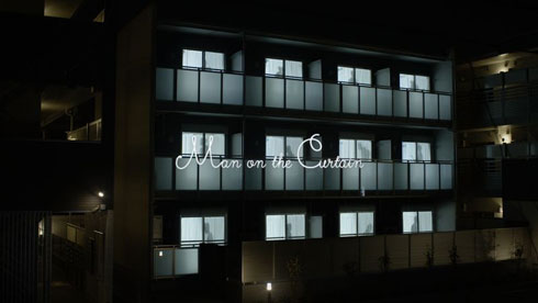 アパートの全窓に男性の影