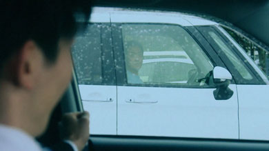 こちらを見る男性