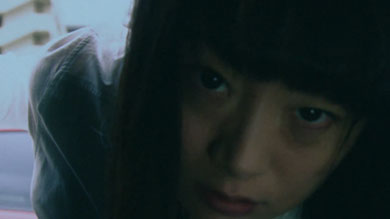 車内に入る女性