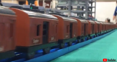 まだまだ車両が続く