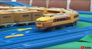 Amazonの前に車両