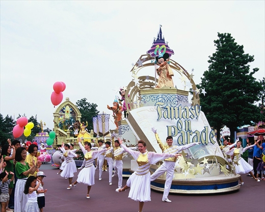 35年の歩みを振り返る：ミッキーたちも登場、紙吹雪舞う記念