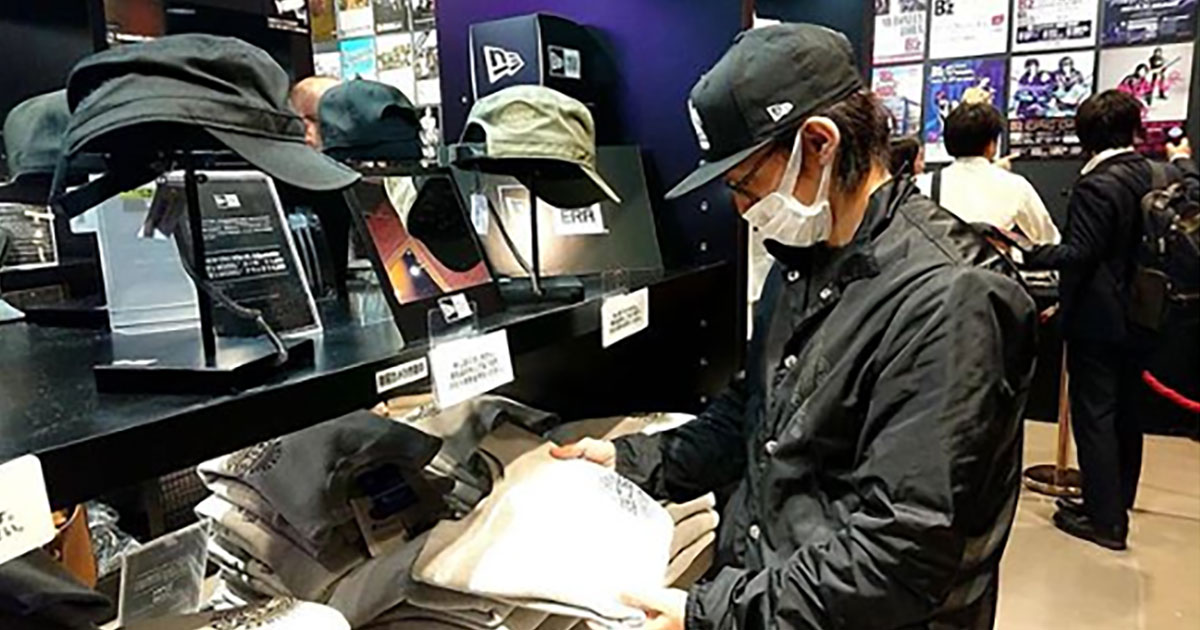 B&#39;z 稲葉浩志 エキシビション 写真 稲葉浩志、B'zイベント会場をお忍び訪問 一般客に紛れる姿に驚き