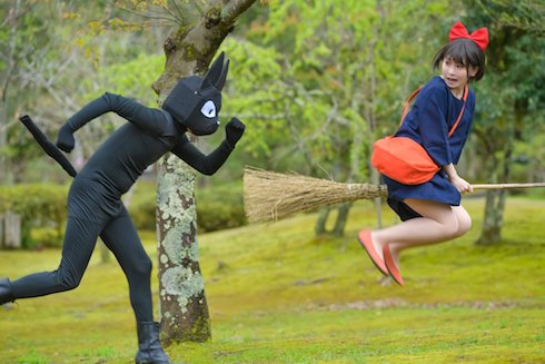 キキを追いかけるジジ