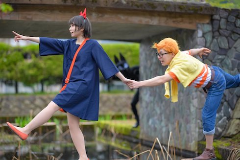 歩いているキキとトンボ