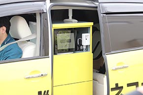 内部にQRリーダー、案内機、荷物ボックス