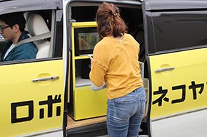 ボックスが開き、荷物を取り出せる