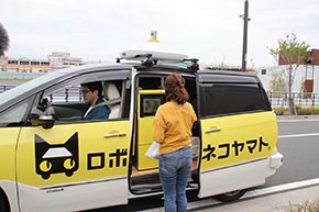 助手席に係員はいるが、基本は全て客が操作、受け取りまでを行い、完結する