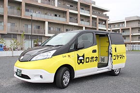 後部に大小8個の荷物ボックスがある