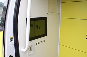 側面に案内機とQRコードリーダーがある