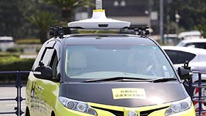 ロボネコヤマトの自動運転試験車の運転席。センサーやカメラがいろいろ付いている