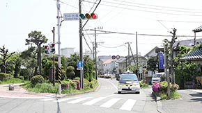 ロボネコストアの地域商店に集荷に向かう自動運転試験車