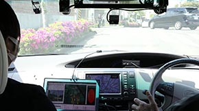 実証実験のためドライバーは着座しつつも、ハンズフリーでの自動運転を実施