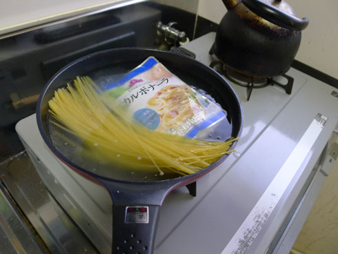 パスタとソースの同鍋ゆでの様子